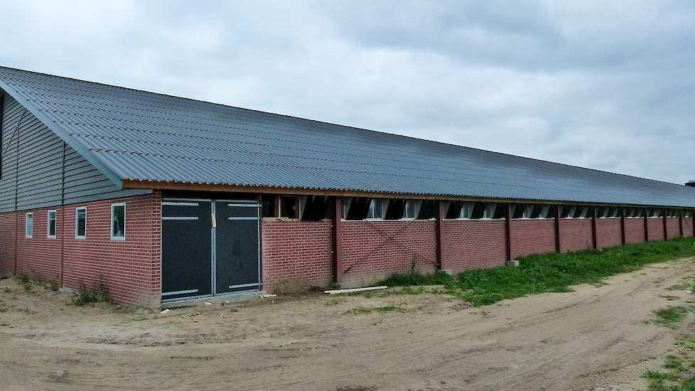 Een bestaande stal is met 68 meter verlengd, deze stal is 15,50 bij 130,20 meter en is voor 14.500 vleeskuikenouderdieren. De andere stal is volledig nieuw gebouwd voor 24.500 dieren en heeft afmetingen van 25,72 bij 130,20 meter. De vermeerderaars kozen