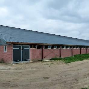 Een bestaande stal is met 68 meter verlengd, deze stal is 15,50 bij 130,20 meter en is voor 14.500 vleeskuikenouderdieren. De andere stal is volledig nieuw gebouwd voor 24.500 dieren en heeft afmetingen van 25,72 bij 130,20 meter. De vermeerderaars kozen