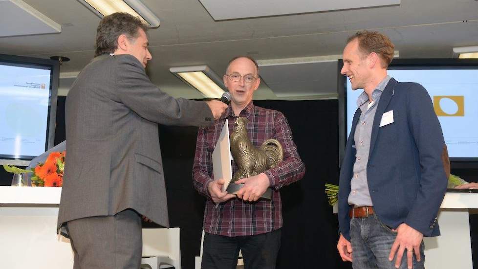 Paul Geens wint de Innovatieprijs Leg met 46 procent van de stemmen en ontvangt uit handen van de juryleden Ruud Zanders en Robert Ellenkamp de prijzen.