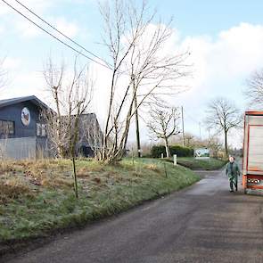 De tweede vrachtwagen met 17-weekse leghennen staat woensdag te wachten om te worden gelost.