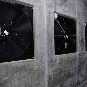 De pluimveehouders kozen voor 100 procent lengte ventilatie. Achterin in de linkerzijwand zitten drie kleinere ventilatoren die de minimumventilatie verzorgen. „Deze drie ventilatoren hebben allemaal een frequentieregelaar in de motor ingebouwd en zijn da