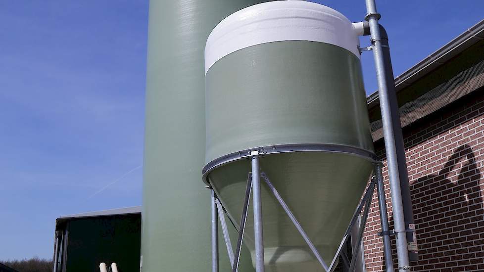 Van Haeren koos voor een silo met een platte bodem om ontmenging van het voer tegen te gaan. Ook plaatste hij een extra silo voor het hanenvoer.