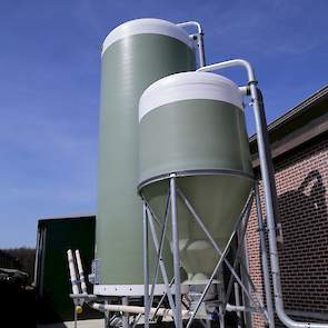 Van Haeren koos voor een silo met een platte bodem om ontmenging van het voer tegen te gaan. Ook plaatste hij een extra silo voor het hanenvoer.