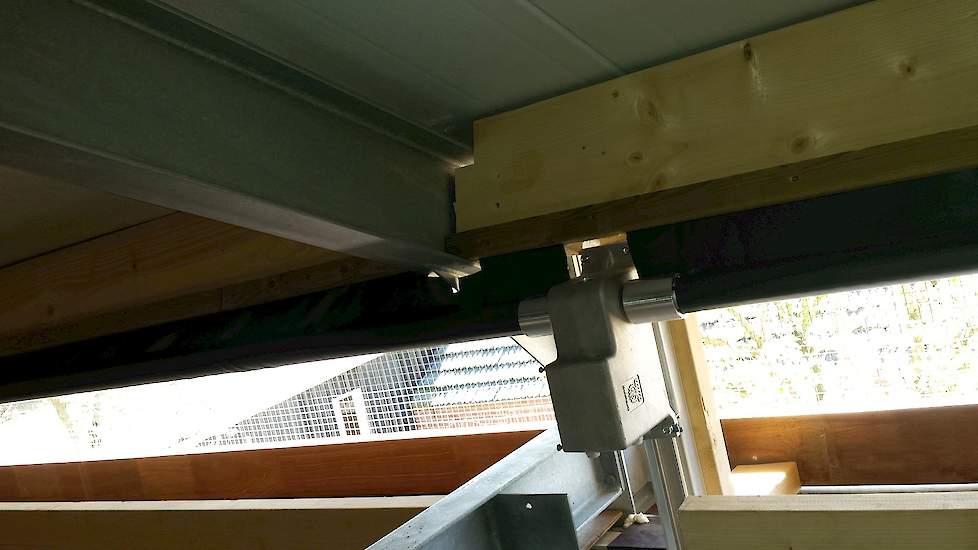 Om vogels te weren zit er gaas voor de opening tussen het dak en het plafond. Ook hangt er een gordijn die automatisch verder open of dicht gaat, afhankelijk van de temperatuur en windinvloeden.