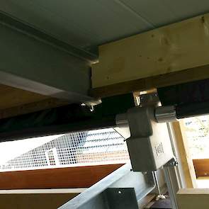 Om vogels te weren zit er gaas voor de opening tussen het dak en het plafond. Ook hangt er een gordijn die automatisch verder open of dicht gaat, afhankelijk van de temperatuur en windinvloeden.