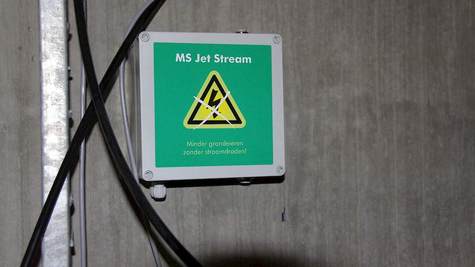 De leghennenhouders investeerden in de MS Jet Stream om zodoende zonder stroomdraden minder grondeieren te krijgen. „Na de brand zat de schrik er bij ons goed in”, zegt Inge. „Mede doordat de MS Jet Stream minder brandgevaarlijk is dan stroomdraden kozen