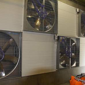 Naast drukventilatoren zitten er ook gewone ventilatoren in de achterwand.