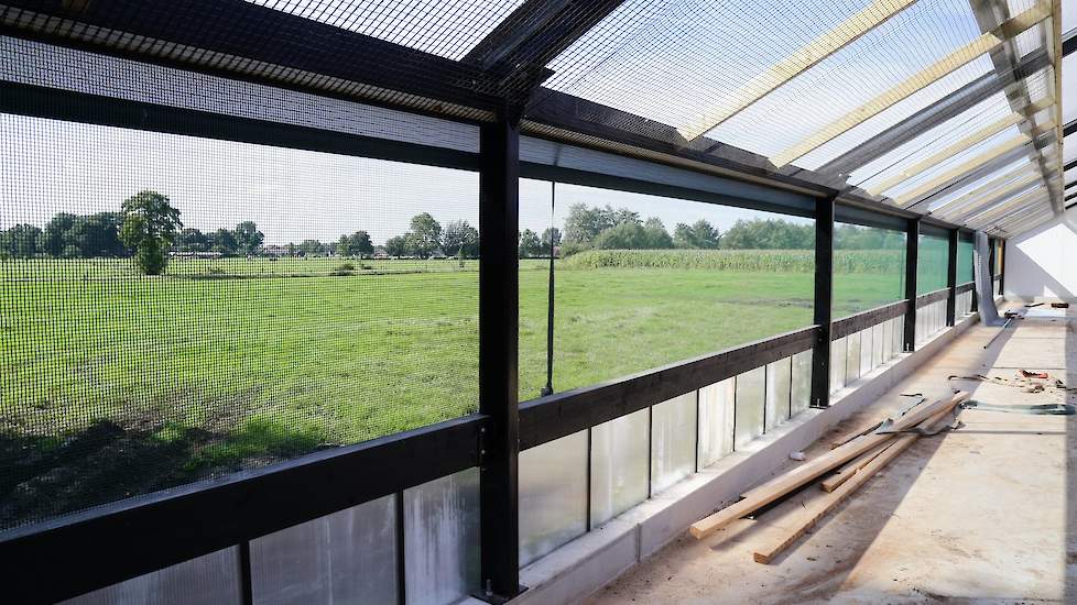 Ook de gordijnen aan beide zijkanten van de overdekte uitloop gaan afhankelijk van het weer automatisch open. Achter de gordijnen en onder de lichtdoorlatende platen zit vogelgaas. Dat zorgt ervoor dat er geen vogels in de uitloop kunnen komen.