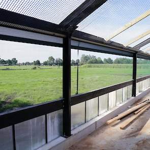 Ook de gordijnen aan beide zijkanten van de overdekte uitloop gaan afhankelijk van het weer automatisch open. Achter de gordijnen en onder de lichtdoorlatende platen zit vogelgaas. Dat zorgt ervoor dat er geen vogels in de uitloop kunnen komen.