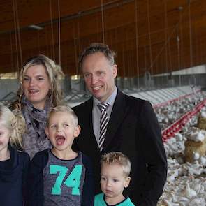 Eigenaar Robert Nijkamp poseert trots voor zijn nieuwe stal samen met zijn vrouw Renate en hun kinderen Sanne (7), Thijs (5) en Pepijn (2). Nijkamp was vanaf het begin in 2009 betrokken bij de ontwikkeling van het stalconcept. In de nieuwe stal houdt hij
