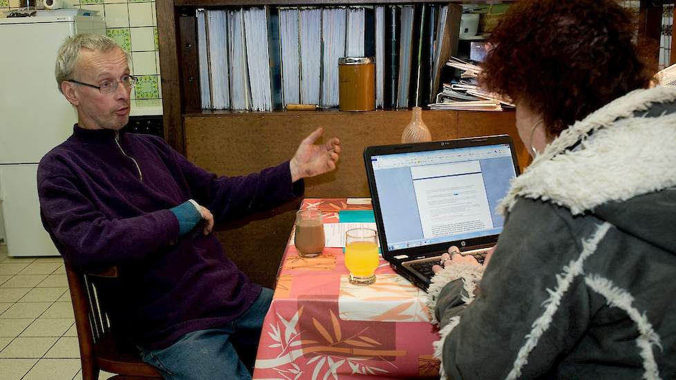 Hub Gerrekens praat over zijn nieuwe stal aan de koffietafel met verslaggeefster Ank van Lier. Lees zaterdag 5 december  het ondernemersverhaal van Gerrkens in Stal & Akker en later ook in Vee & Gewas en Veldpost.