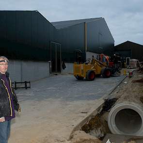 Door de nieuwbouw kan Hub Gerrekens (58) straks 58.000 scharrelhennen houden. Gerrekens verlengde een bestaande stal voor 7.000 dieren en bouwde hier een volièresysteem in waardoor hij in de stal nu 39.700 hennen kan houden. Met de nieuwbouw zit het bouwb