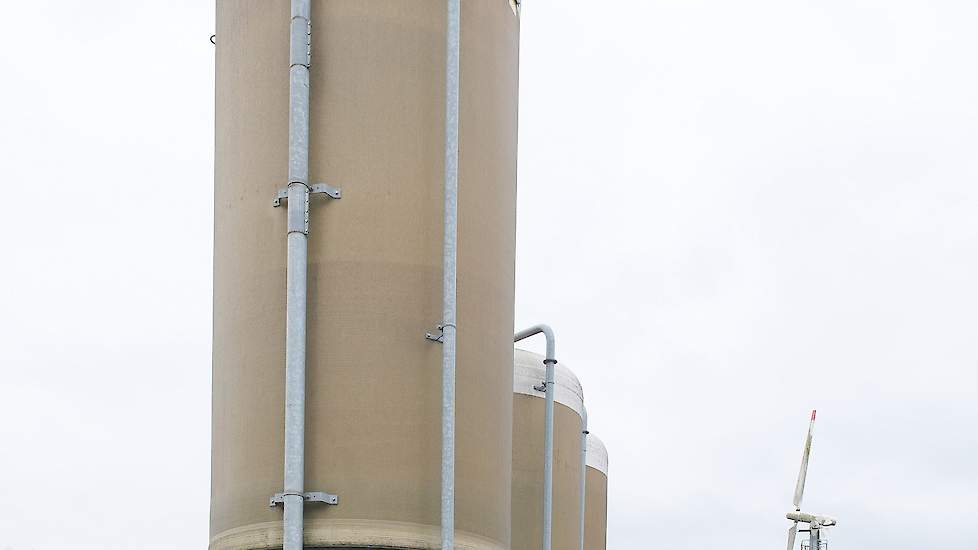 De tarwesilo bij de nieuwste stal beschikt over een kiepbak en elevator zodat de pluimveehouders met hun eigen kipper de tarwe zelf in de silo kunnen brengen.