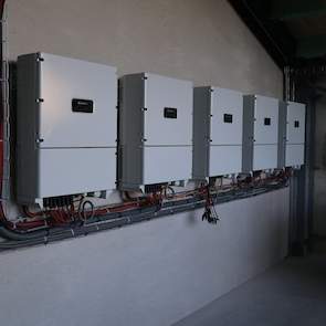 De omvormers, die de zonne-energie omzetten in elektriciteit, hangen op een stofvrije plek.