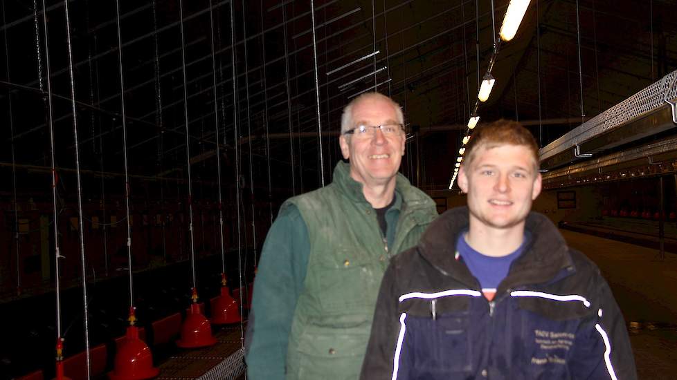 Vader Harko (54) en zoon en toekomstig bedrijfsopvolger Frank (22) bouwden een nieuwe stal van 28 meter breed bij 76 meter lang (binnenwerk) voor 15.000 vleeskuikenouderdieren. Na de uitbreiding kunnen ze  40.000 vleeskuikenouderdieren houden in vijf stal