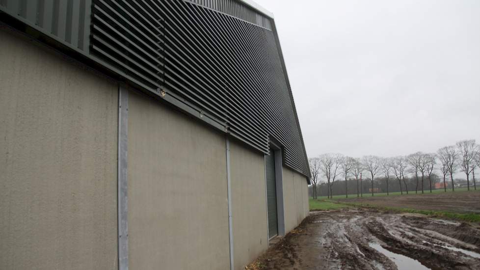 Door kleine openingen boven in de achterwand kan de geschoonde stallucht de stal verlaten.