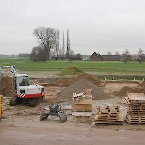 Tijdens het maken van de foto’s op maandag 11 januari was een kraanmachinist druk bezig met het uitgraven van de fundering voor zijn nieuwe huis. „In augustus van dit jaar hoop ik samen met mijn vrouw en zes kinderen te verhuizen vanuit Nieuw-Millingen na