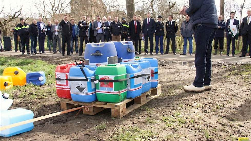 Boeren krijgen steeds vaker te maken met criminele activiteiten, zoals diefstal van diesel en landbouwmachines. Afgelegen buitengebieden zijn ook in trek als het gaat om de dumping van chemisch afval. Dat wordt bijvoorbeeld op een pallet aan een paal gebo