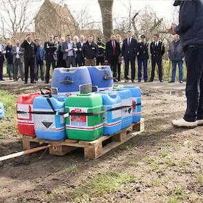 Boeren krijgen steeds vaker te maken met criminele activiteiten, zoals diefstal van diesel en landbouwmachines. Afgelegen buitengebieden zijn ook in trek als het gaat om de dumping van chemisch afval. Dat wordt bijvoorbeeld op een pallet aan een paal gebo