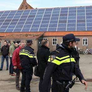 De eerste stap is een veiligheidsanalyse van het hele gebied. In kaart brengen waar de zwakke plekken zitten en een enquête onder ondernemers en bewoners geeft daarbij informatie over de veiligheidsproblemen die spelen. Zo wordt duidelijk welke maatregele