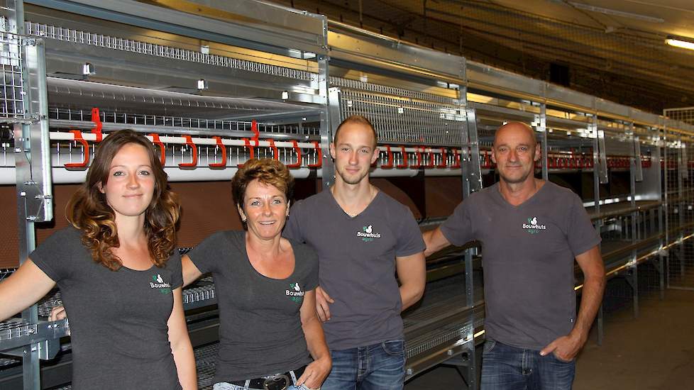 Dochter Mirjam (24), moeder Rianne (49), zoon Erik (20) en vader Johan (51) Bouwhuis in hun omgebouwde leghennenstal. Zij zijn samen de eigenaren van VOF Bouwhuis agro en hebben naast 73.000 leghennen 100 hectare akkerbouw waar ze een gedeelte van het voe