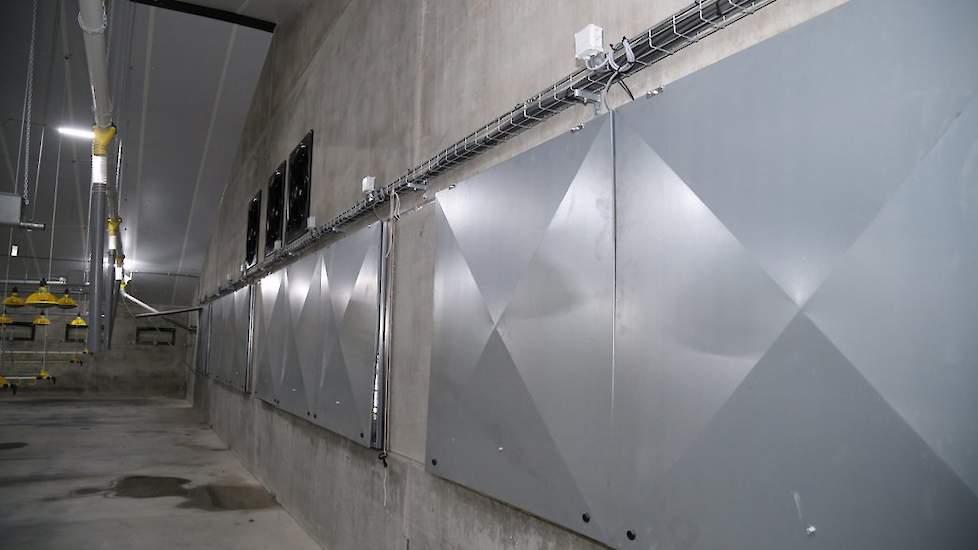 In de achterwand zitten 10 grote aan/uit ventilatoren en 3 kleinere frequentie gestuurde ventilatoren. De warmtewisselaar doet de eerste stap van de ventilatie.
