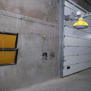 Voor in de stal zitten tunnelkleppen die de vleeskuikenhouder op warme zomerdagen open kan doen om de luchtsnelheid te verhogen. De tunnelkleppen kan hij handmatig met een lier openen.