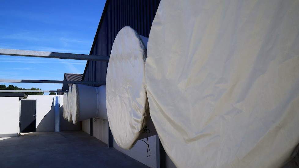 Over de ventilatoren in de eindgevel spande van Zutven zeildoek met elastiek om warmteverlies te voorkomen.