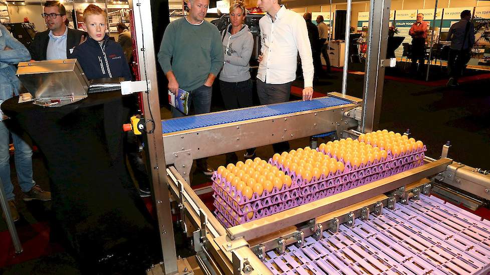Cobot Machinery uit Veenendaal ontwikkelde de M’eggbot. „Dit is een compacte en betaalbare volautomatische eieren palletiser”, zegt Wijnand Thomassen van Cobot. „Veel biologische leghennenhouders vroegen ons naar een compacte ei palletiser en daarom hebb