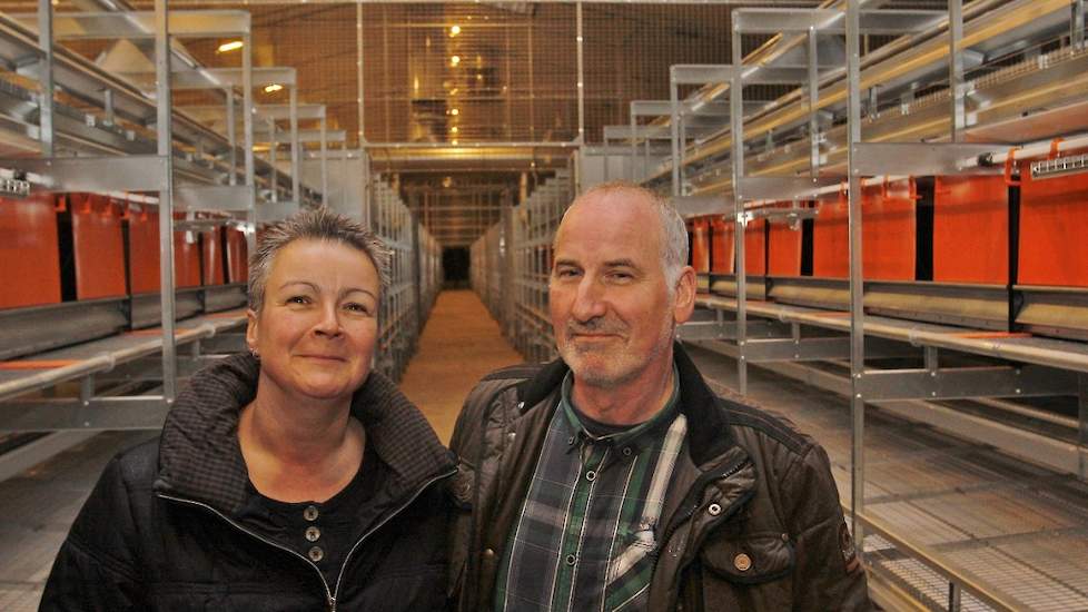 Reinhard Limp (62) samen met zijn partner Sabine (52) in hun nieuwe Freilandstal. Reinhard en Sabine gaan samen de hennen verzorgen. Naast leghennen verbouwt Limp verschillende soorten granen, zoals maïs, tarwe en haver. De akkerbouwwerkzaamheden wil Limp