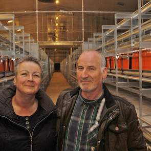 Reinhard Limp (62) samen met zijn partner Sabine (52) in hun nieuwe Freilandstal. Reinhard en Sabine gaan samen de hennen verzorgen. Naast leghennen verbouwt Limp verschillende soorten granen, zoals maïs, tarwe en haver. De akkerbouwwerkzaamheden wil Limp