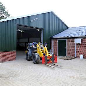 Vierhouten rijdt zelf op zijn eigen shovel tijdens het uit- en wegladen van de kuikens. Ook het laden van de mest doet hij zelf. Het schoonspuiten besteedt hij uit.