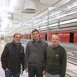 Verkoopadviseur Mattijs Michils van Vencotec, (dealer van Vencomatic in België,) Johan (38) en Pierre (62) Devaux in hun nieuwe leghennenstal. Door de nieuwbouw groeit hun bedrijf van 16.000 naar 39.000 leghennen.