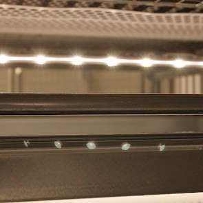 In het systeem hangen LED slangen.