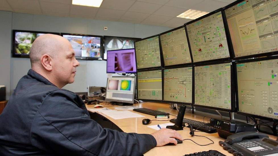 De controlekamer; van hieruit wordt de hele centrale bestuurd. BMC draait 7 dagen per week, 24 uur per dag. Vijf ploegen van drie mensen besturen de elektriciteitscentrale. In totaal werken 37 mensen bij BMC Moerdijk.