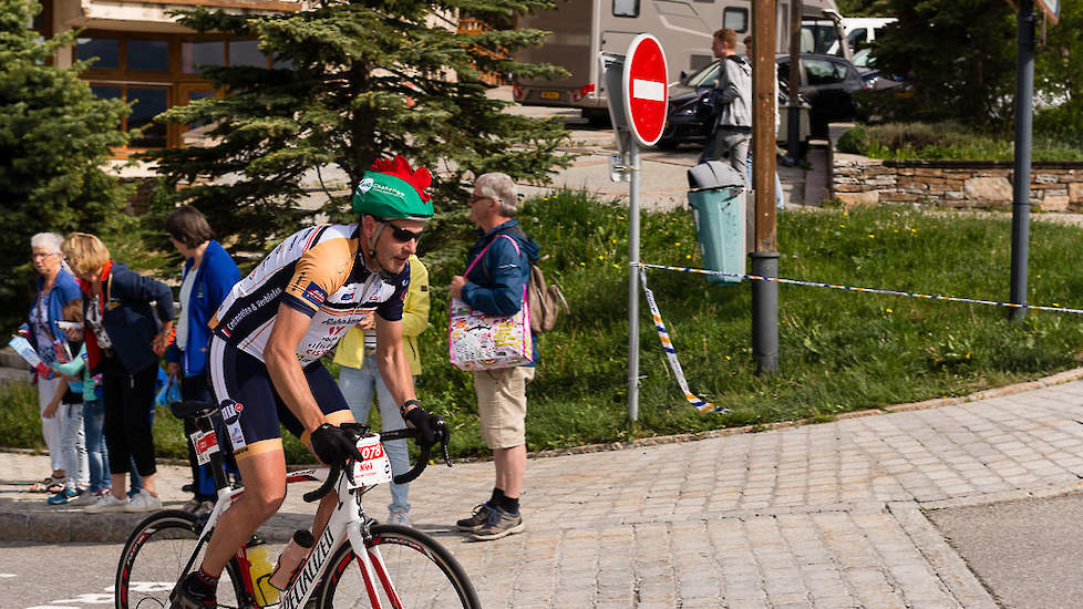 Vleeskuikenhouder Niek van der Cruijsen uit Erp: "De Alpe d'HuZes is bijzonder om mee te maken. En zeker met BIG Challenge als agrariërs onder elkaar." Als fervent mountainbiker was hij in een uur en 20 minuten boven, een snelle tijd. Om 17:30 uur was hij