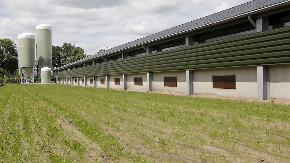 De overdekte uitloop moet tijdens het maken van de foto’s op dinsdag 4 juli nog gebouwd worden.