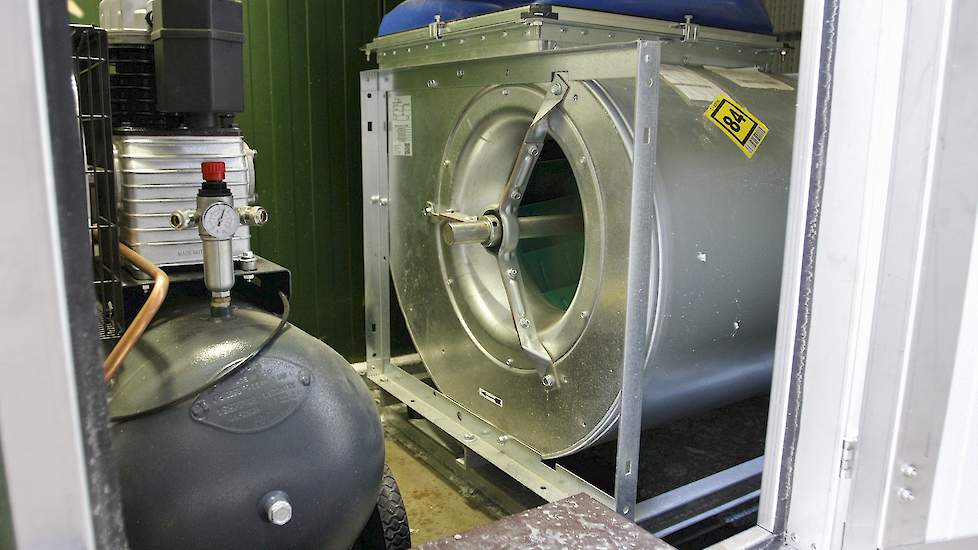 Een grote centrifugaal ventilator in de warmtewisselaar blaast de lucht in de stal door de beluchtingsbuizen. De warmtewisselaar van Plettenburg is geïntegreerd in de Fortica klimaatcomputer met onafhankelijke sturing van de inblaasventilator en uitblaasv
