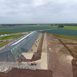 Het dak van de Kipsterstal ligt vol met zonnepanelen. Deze zonnepanelen leveren meer stroom dan nodig is voor het bedrijf. (Foto is gemaakt voor de open dag.)