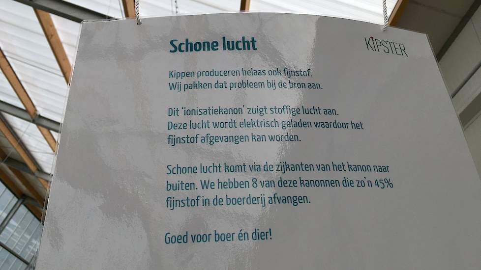 Tijdens de open dagen op vrijdag 15 en zaterdag 16 december hangen er her en der kaartjes in de stal die bezoekers uitleg verschaffen.