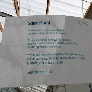 Tijdens de open dagen op vrijdag 15 en zaterdag 16 december hangen er her en der kaartjes in de stal die bezoekers uitleg verschaffen.