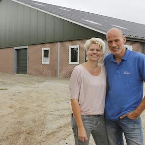 Gert en Gerda Wolters begonnen zes jaar geleden ? zonder enige ervaring ? met het houden van vleeskuikenhouderdieren. In 2011 namen Gert en zijn vrouw Gerda een bestaand vleeskuikenouderdierenbedrijf in het Overijsselse Lutten over.