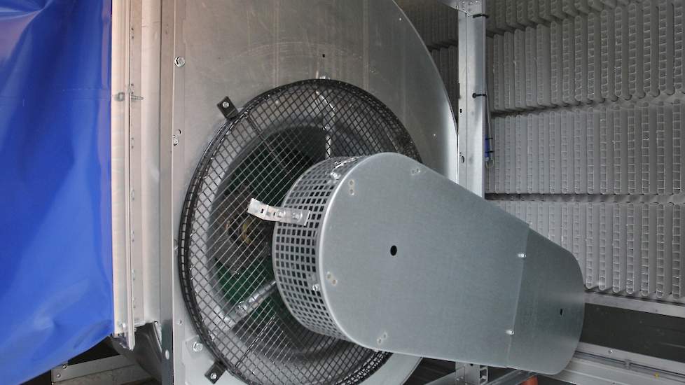 In de warmtewisselaar zit een grote centrifugaal ventilator.