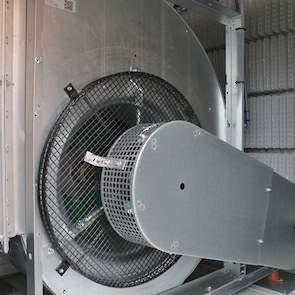 In de warmtewisselaar zit een grote centrifugaal ventilator.