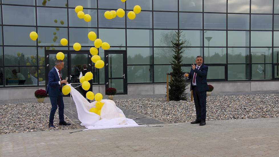 Groot Koerkamp en Knol openden de broederij zelf en lieten gele ballonnen de lucht invliegen.