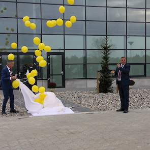 Groot Koerkamp en Knol openden de broederij zelf en lieten gele ballonnen de lucht invliegen.