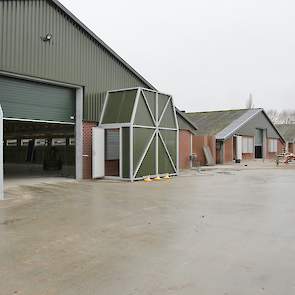 Foto 22:  De nieuwe stal staat naast twee oudere stallen op het bedrijf. De familie werkt op beide locaties met een zevenweekse planning. De kuikens op hun thuislocatie worden altijd drie weken later opgezet. De familie laadt op 28 dagen de eerste kuikens