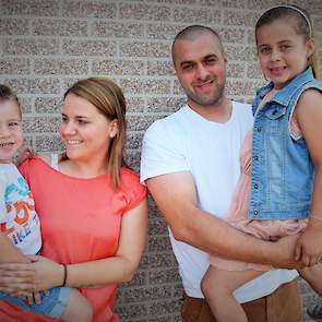 Dennis (29) en zijn vrouw Jelle (29) Verwaest-Mes met hun kinderen Roeby en Bent.