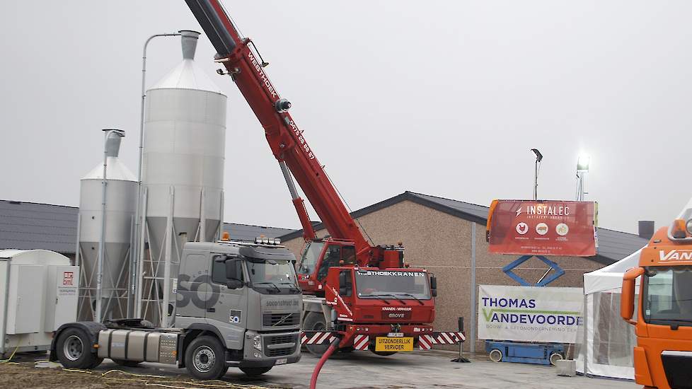 De pluimveehouder koos voor Mafa voedersilo's. „Ze zeggen dat er in deze silo’s geen ontmenging plaatsvindt en dat deze silo’s minder temperatuur gevoelig zijn waardoor er geen condens in de silo komt.”