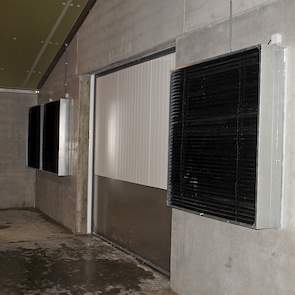 In de achterwand zitten vijf/aan uit ventilatoren die de pluimveehouder voornamelijk in de zomer nodig heeft.